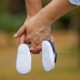 madre y padre con zapatos de bebé